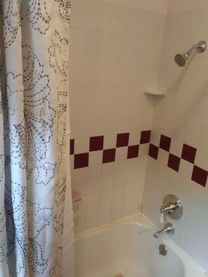 Combined shower/bathtub, hair dryer, towels