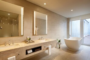 Presidential Suite | Bathroom | Shower, hair dryer, bidet - Lotte Resort Sokcho (Sokcho)