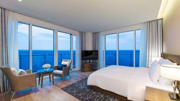 Premier View Suite | Blackout drapes, free WiFi, bed sheets