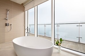 Deluxe Suite Double, Ocean View | Baignoire profonde