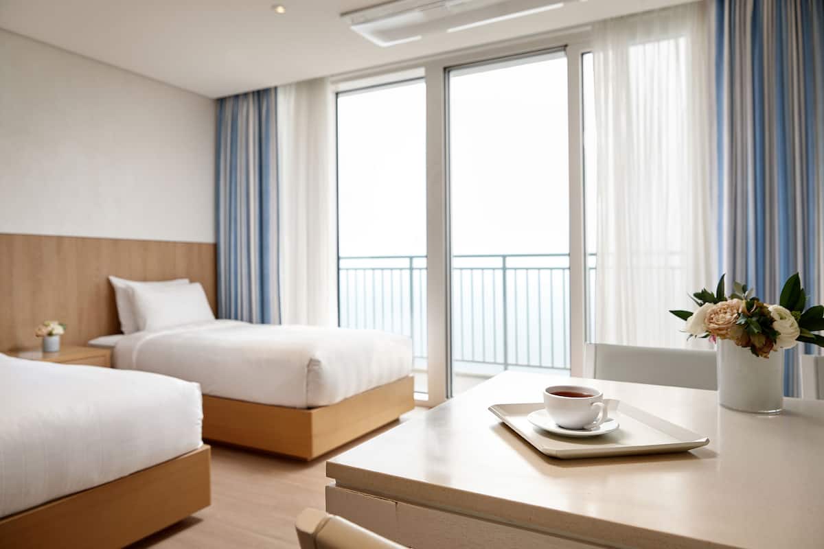 condo deluxe (18), ocean view | 1 bedroom, blackout curtains, free wifi, bed sheets