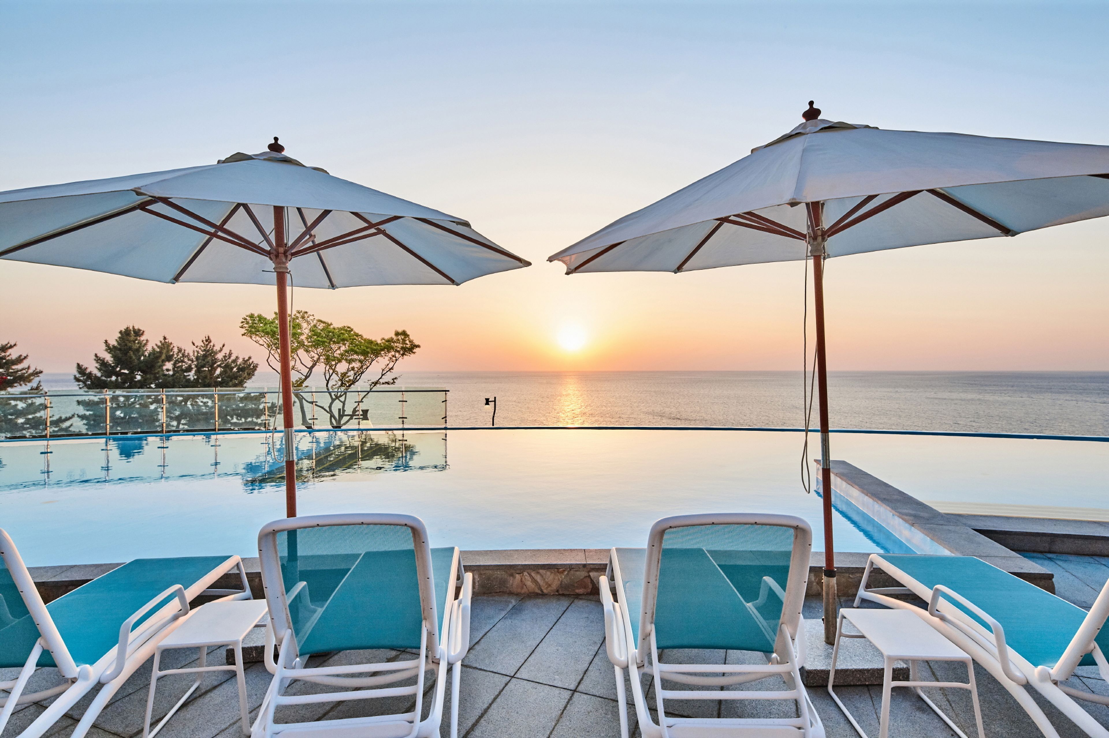 시즌별로 운영되는 야외 수영장