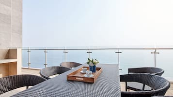 Deluxe Suite Twin, Ocean View | Terrace/patio