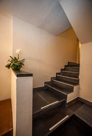 A staircase with a dark floor and white walls, leading to a landing. - NEW! A TERRACE overlooking the sea, facing PORTOFINO, 30 minutes from the FIVE LANDS  (CHIAVARI)