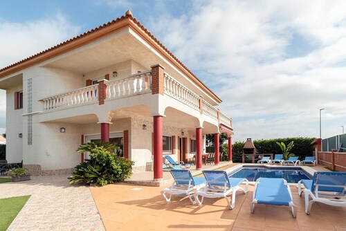 Large house, with pool, barbecue, garden, wifi 1500 meters from sandy beach