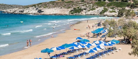 Ubicación cercana a la playa, tumbonas y toallas de playa