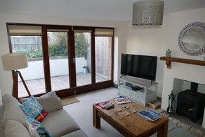 Smart-TV, Kamin, DVD-Player, Bücher