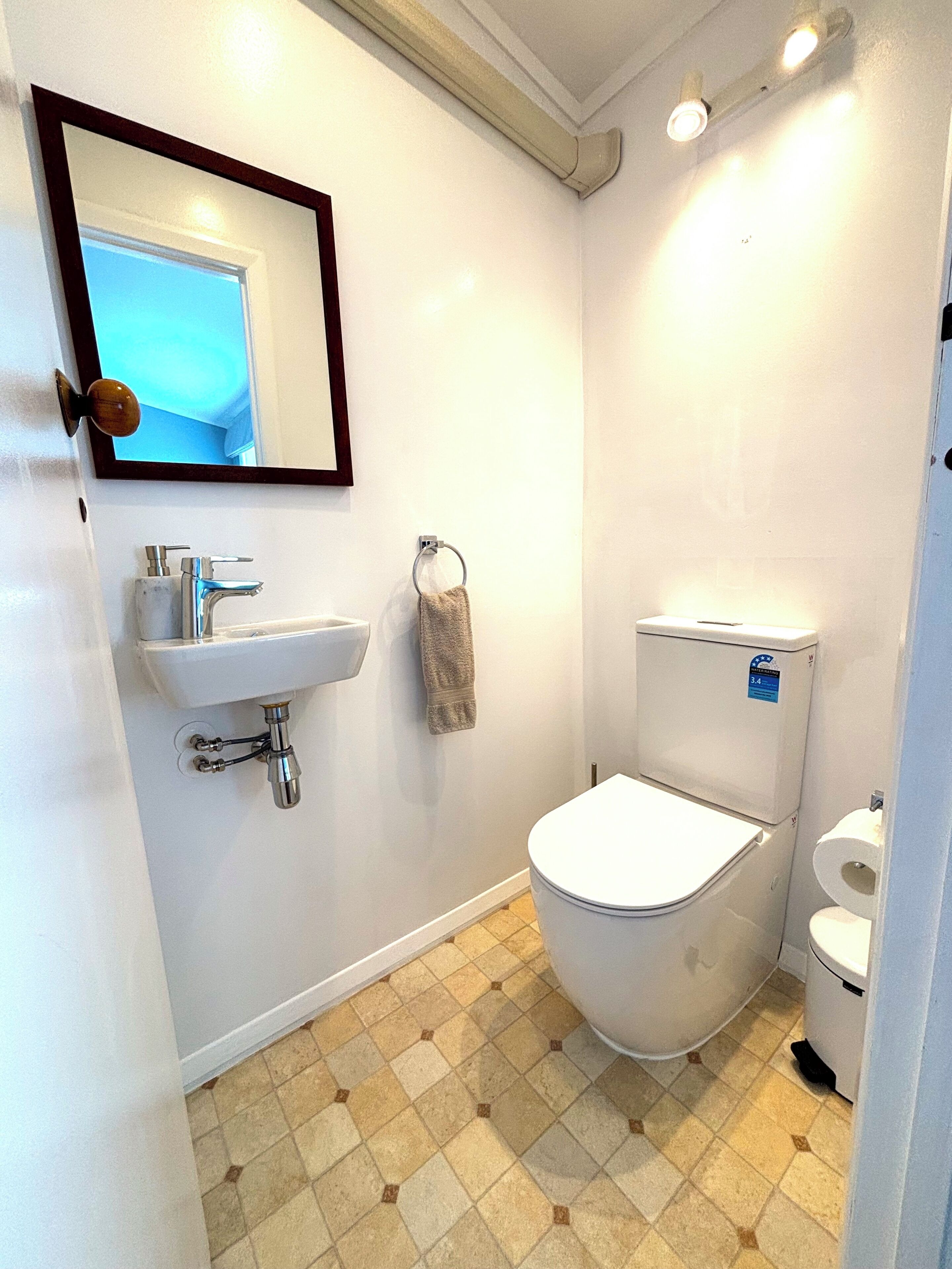 Een badkamer met een wit wastafel, toilet en een bidet.