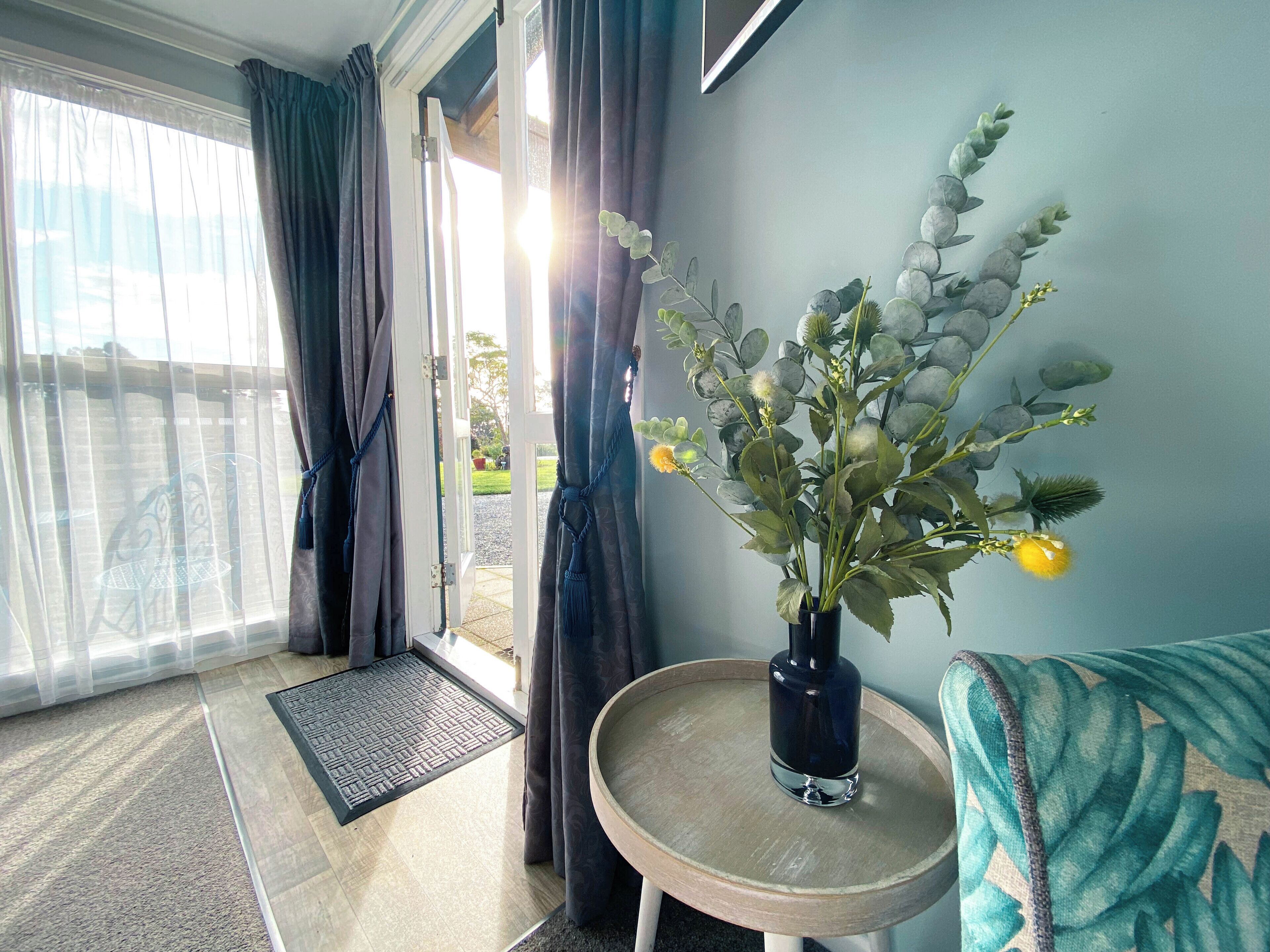 Premium Cottage | Living area | Foosball, table tennis, books