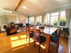 Baby-foot, table de tennis de table, livres