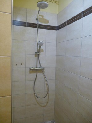Sèche-cheveux, serviettes fournies, savon, shampoing