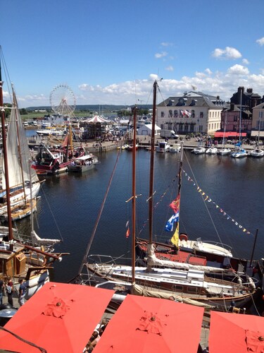 STUDIO DE CHARME AVEC VUE SUR LE PONT. PLEIN CENTRE ET CALME. LUMINEUX.