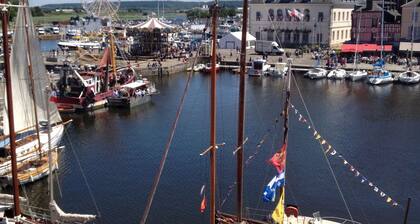 STUDIO DE CHARME AVEC VUE SUR LE PONT. PLEIN CENTRE ET CALME. LUMINEUX.