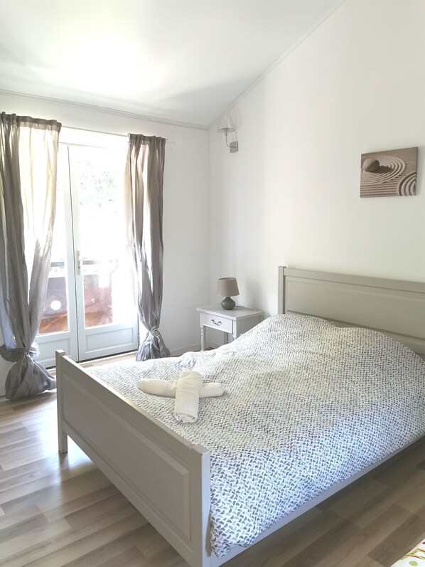 2 bedrooms, iron/ironing board, free WiFi, bed sheets