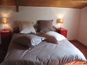 2 slaapkamers, een strijkplank/strijkijzer, reisbedje, gratis wifi