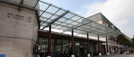 A modern building with a glass roof and a large entrance area.