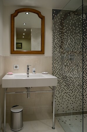 Dusche, Handtücher, Toilettenpapier