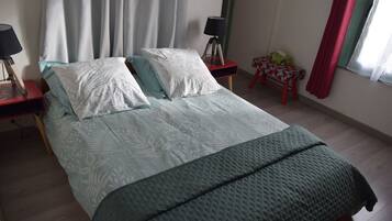 1 camera, una scrivania, insonorizzazione, ferro/asse da stiro