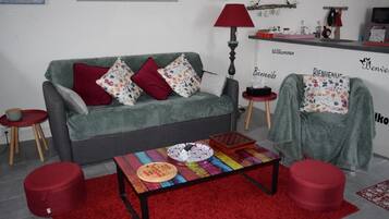 Fernseher, DVD-Player, BĂŒcher, Videothek