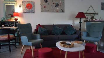 Télévision, lecteur de DVD, livres