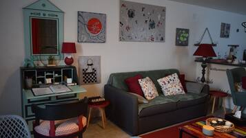 Télévision, lecteur de DVD, livres, vidéothèque