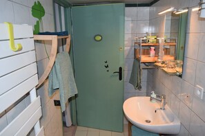 Dusche, kostenlose Toilettenartikel, Haartrockner, Bademäntel