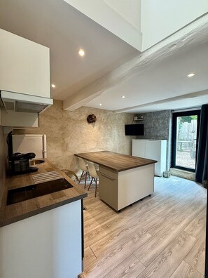 Réfrigérateur, micro-ondes, four, plaque de cuisson