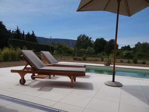 Meublé de Tourisme classé 4* pour 2-3 personnes, piscine et vue sur le Luberon