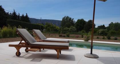 Meublé de Tourisme classé 4* pour 2-3 personnes, piscine et vue sur le Luberon