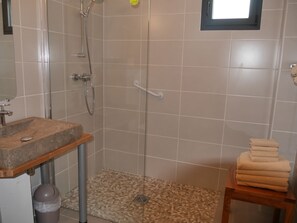 Douche, sèche-cheveux, serviettes fournies, savon
