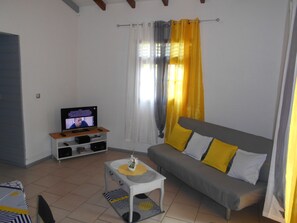 TV, DVD player, livros, aparelho de som