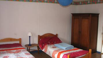 2 bedrooms, desk, iron/ironing board, free WiFi