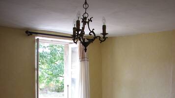 Une chambre à coucher avec un lit, une table en bois et une chaise.