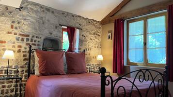 3 bedrooms, soundproofing, iron/ironing board, travel crib