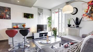 Télévision, lecteur de DVD, livres, médiathÚque