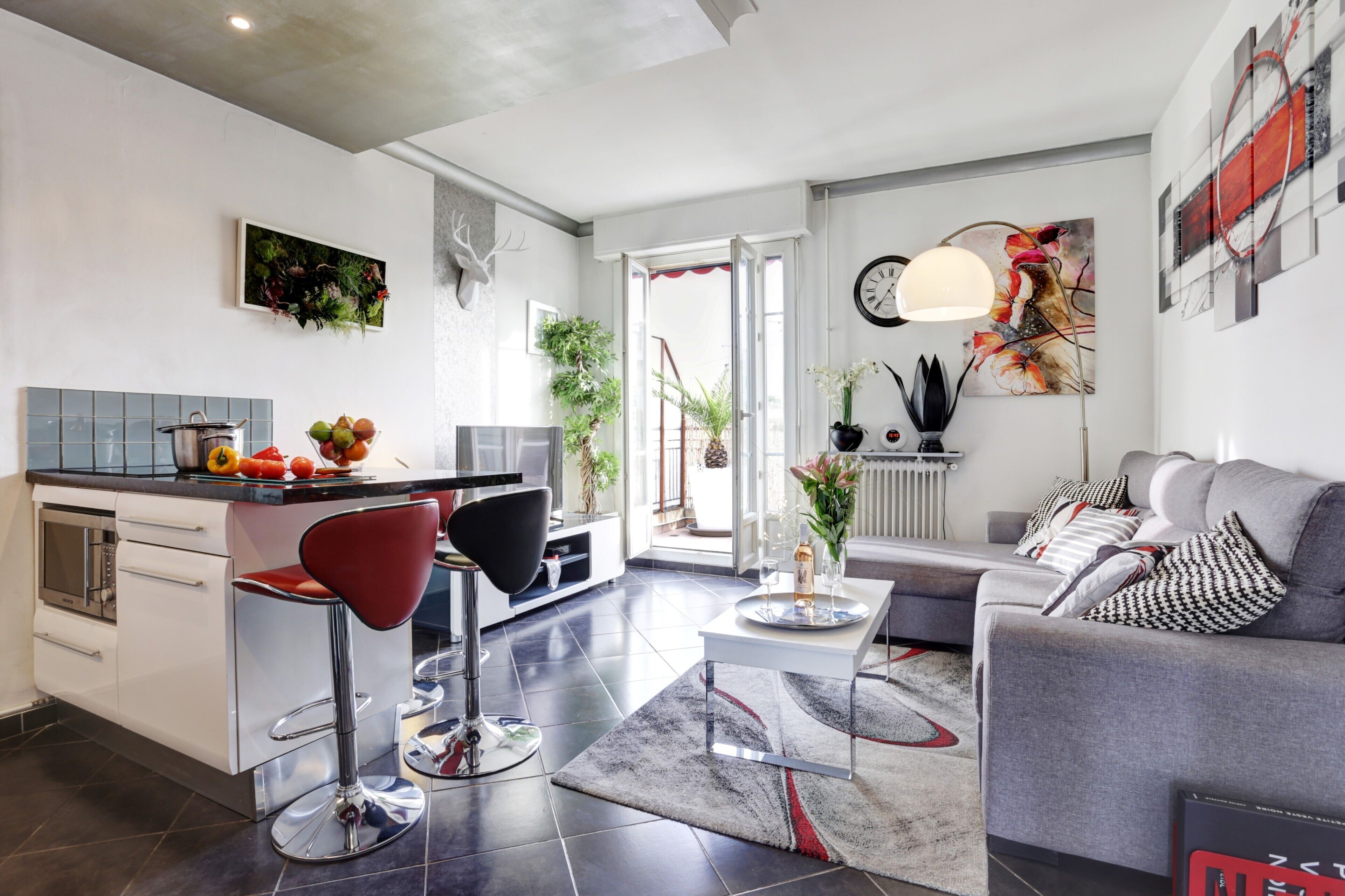 Télévision, lecteur de DVD, livres, médiathèque