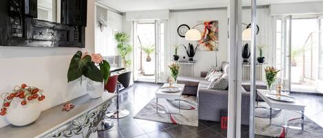 TV, lettore DVD, libri, biblioteca musicale