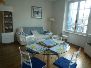 DVD-Player, Bücher, Stereoanlage