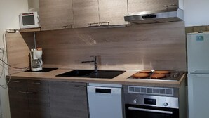 Kaffetrakter/tekoker, kjøleskap, mikrobølgeovn og ovn