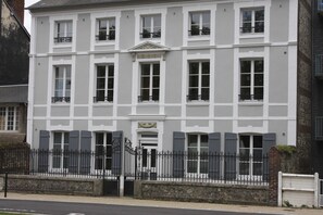 Exterior - CHARMING APARTMENT FOR 6 PEOPLE IN THE HISTORICAL CENTER. PRIVATE PARKING (Honfleur)
