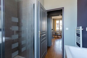 Dusche, Haartrockner, Toilettenpapier