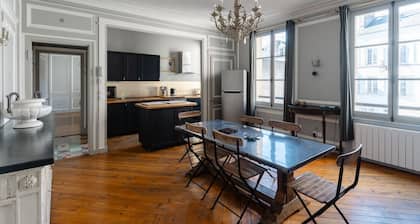 CHARME WOHNUNG FÜR 6 PERSONEN IM HISTORISCHEN ZENTRUM. PRIVATER PARKPLATZ