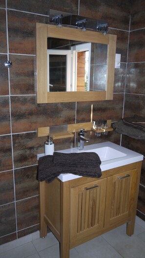 Dusche, Haartrockner, Handtücher