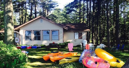 100' Prime Lakefront w/sandy lake bottom - updated cottage w/dock/boats/bikes