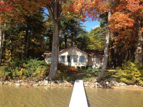 100 "Prime Lakefront - uudistettu mökki laiturilla, veneet (hiekkaranta)