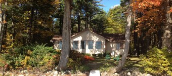 100' Prime Lakefront w/sandy lake bottom - updated cottage w/dock/boats/bikes