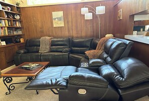 Smart TV, libros, biblioteca musical y videoteca 