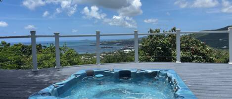 Tina de hidromasaje al aire libre