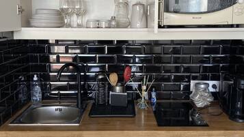 Fridge, microwave, stovetop, dishwasher