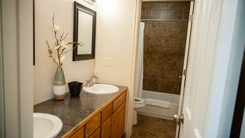 Combined shower/bathtub, hair dryer, towels